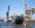 ID 6746 LA LOIRE (1995/58531grt/IMO 9110042. Renamed MOL LOIRE, APL NINGBO) takes aboard a heavy generator from the Port of Southamptons' floating crane CANUTE.